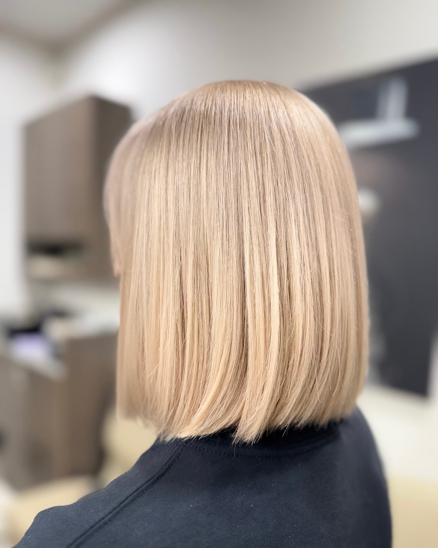 Švytintis blond bob — plaukų darbas Klaipėdoje, Seaside Hair Master