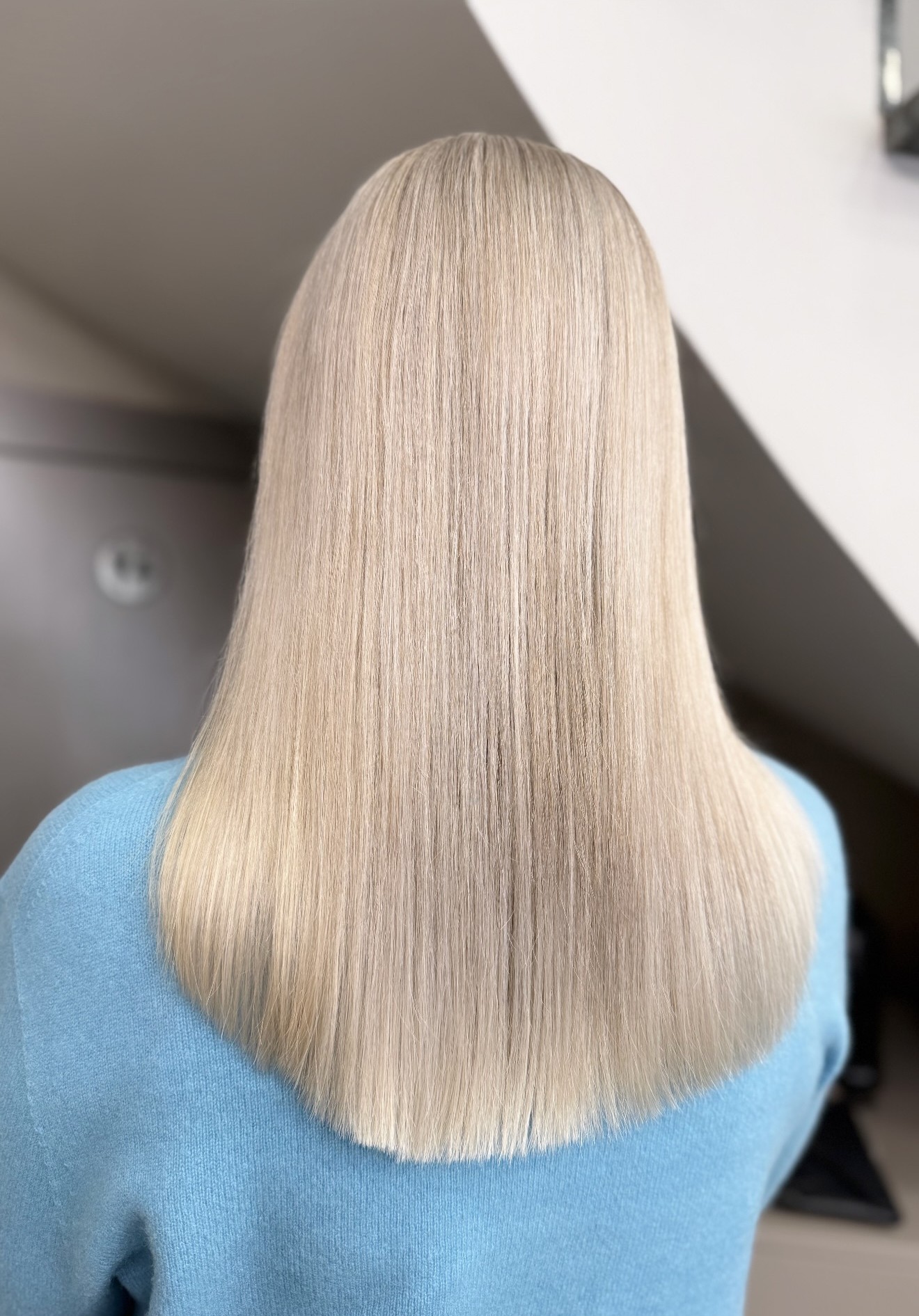 Šaltas pelenų blondas — plaukų darbas Klaipėdoje, Seaside Hair Master